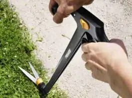 Makaze za travu sa dugom dr&scaron;kom 1012mm Fiskars