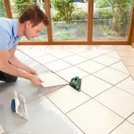 Laser sa ukr&scaron;tenim linijama za pločice PLT 2 Bosch