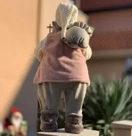 Deda Mraz sa džakom i skijama roze 80 cm