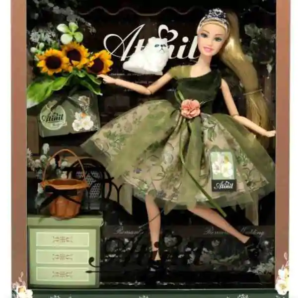 Lutka Atinil u pliš zelenoj kraćoj haljini sa korpciom cvećem i macom 30cm