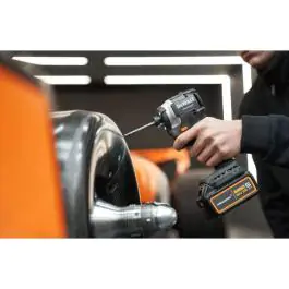DeWALT DCK200MP2T McLaren set – udarna bušilica i odvijač 18V sa 2x5.0Ah baterije i punjačem