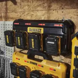 DeWalt DCB1404 multiport punjač za baterije, 4 porta, 4A