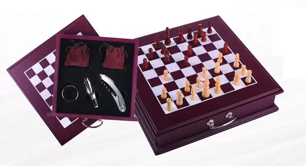 Vinski set u kutiji sa šahom